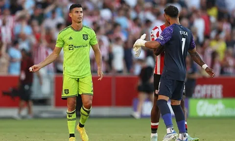 Ronaldo bỏ vào đường hầm sau trận thua 0-4