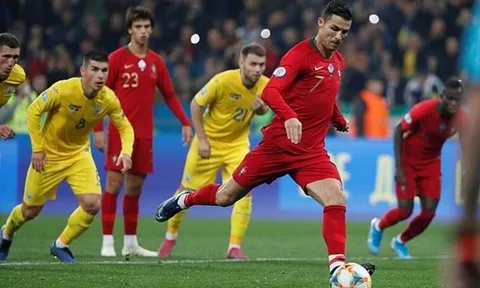 Ronaldo cán mốc 700 bàn, Bồ Đào Nha vẫn bị đánh bại tại Đông Âu