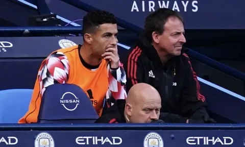 Ronaldo cản trở MU cả khi ngồi dự bị