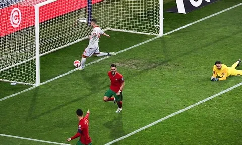 Ronaldo chỉ tay vào Fernandes và 2 pha chạm bóng tinh tế