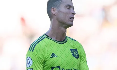 Ronaldo 'bật' Ten Hag trong buổi tập, tự cô lập với đồng đội