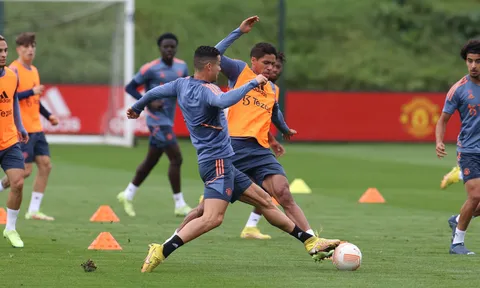 Casemiro tranh chấp quyết liệt, Ronaldo cực căng trên sân tập