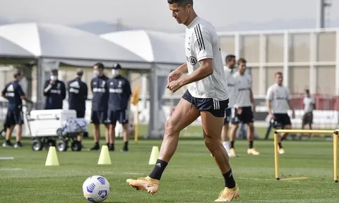 Ronaldo để lộ phụ kiện mới trên sân tập của Juventus