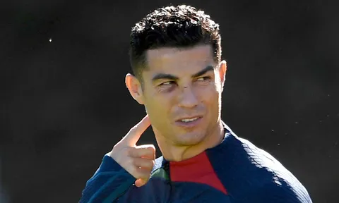 Ronaldo đến sân tập với khuôn mặt bầm tím