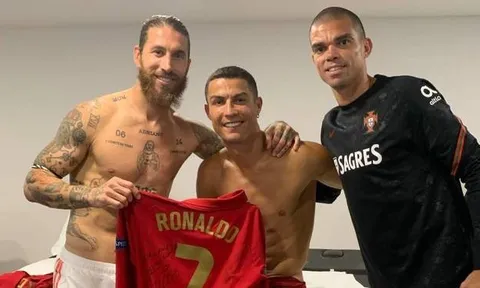 Ronaldo gửi đến Ramos thông điệp "mùi mẫn", ân oán 2 năm chấm dứt