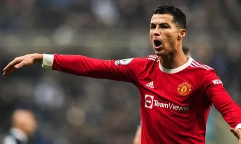 Ronaldo hãy thôi khó chịu MU, lắng nghe Rangnick và chân thành
