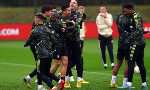 Ronaldo khiến tân binh bẽ mặt; Thái độ dàn sao M.U trên sân tập