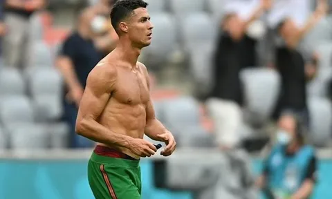 Ronaldo khoe body hoàn hảo không uống Coca thế nào?