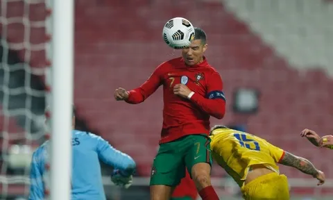 Ronaldo lại "bay giữa ngân hà", Bồ Đào Nha hủy diệt đối thủ 7-0