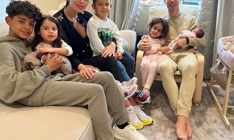 Ronaldo lần đầu đăng ảnh con gái mới sinh bên gia đình