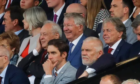 Ronaldo lập cú đúp, Sir Alex phản ứng tuyệt vời trên khán đài