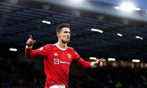 Ronaldo lập hat-trick, đưa Man Utd trở lại vị trí thứ 4