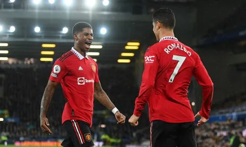 Hóa 'cứu tinh' của M.U, Ronaldo đi vào lịch sử