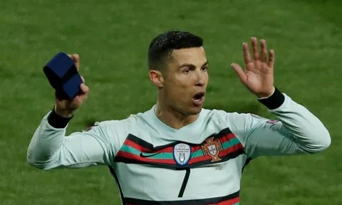 Ronaldo ném băng đội trưởng, HLV Bồ Đào Nha nói luôn 1 câu