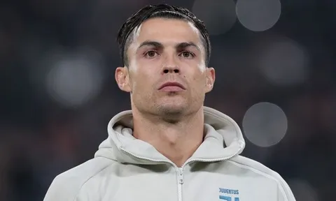 Ronaldo nhận đủ 'gạch đá' vì 'phụ kiện lạ' trận Atletico