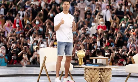 Ronaldo nhận giải thưởng ở Dubai