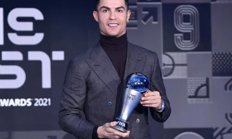 Ronaldo nhắn MU sau khi đoạt giải Đặc biệt của The Best FIFA 2021