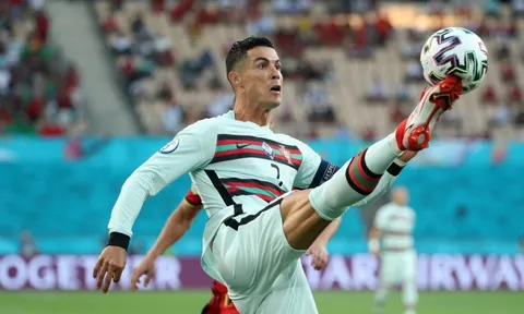 Ronaldo nói chuyện với các cầu thủ Man City, quyết tâm trở lại nước Anh