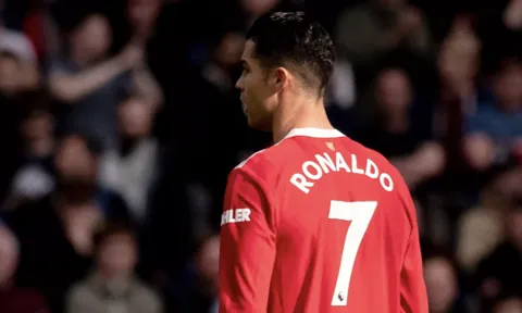 Ronaldo nổi loạn rời MU: Các ông lớn ngoảnh mặt với CR7