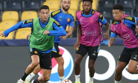 Ronaldo làm xiếc với trái bóng trong buổi tập của Man Utd