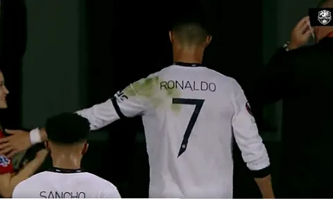 Ronaldo 'phũ' với fan nữ xinh như mộng