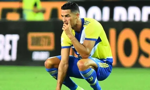 Ronaldo sững sờ sau khi cởi áo ăn mừng