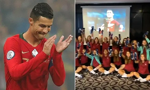 Ronaldo tặng giày động viên U17 nữ Bồ Đào Nha