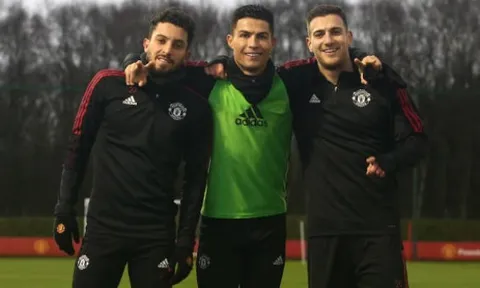 Ronaldo tươi cười, Man Utd hăng say tập luyện chờ chiến Villa