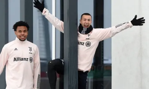 Ronaldo và dàn sao Juve tạo dáng hài hước giữa tuyết rơi