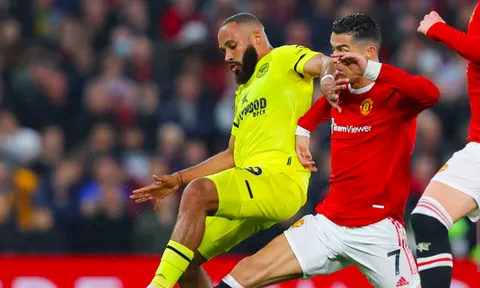 Ronaldo xô McTominay để tiện thực hiện cú tắc bóng chất lượng