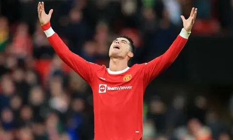 Roy Keane phản pháo Rooney về thương vụ Ronaldo