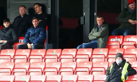 Roy Keane, Paul Scholes nhăn nhó nhìn đội nhà mất điểm phút cuối