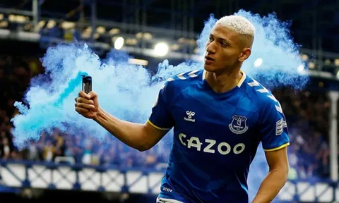 Sao Everton có nguy cơ bị cấm 3 trận vì ném pháo khói vào CĐV