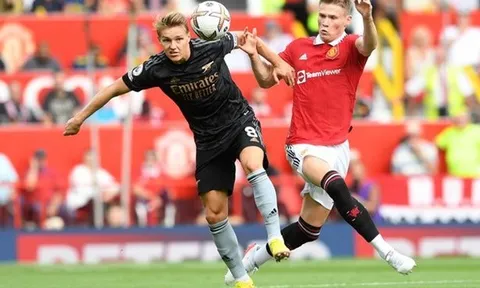 Rũ bùn đứng dậy, McTominay làm điều bất ngờ cho Casemiro