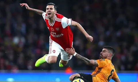 Hòa nhạt nhòa, NHM Arsenal nổi điên: "Quá tồi tệ! 2 cậu ta đã ngủ trên sân"