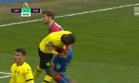 Rudiger đấu vật trong vòng cấm, Lukaku nổi đóa chạy theo trọng tài