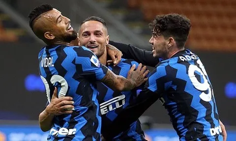 Rượt đuổi siêu kịch tính, Inter giành 3 điểm hú vía ở trận cầu 7 bàn