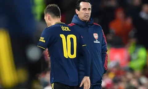 Rút Ozil khỏi sân chỉ sau 65 phút, Emery phá vỡ im lặng