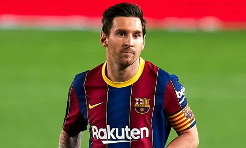Lionel Messi ngồi ngoài trong buổi tập của Barcelona