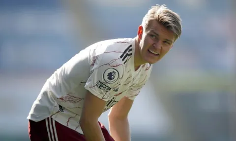 "Giỏi hơn Ozil, Arsenal còn không mau ký HĐ với Odegaard"