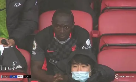 Sadio Mane hậm hực khi phải rời sân nhường chỗ cho Salah