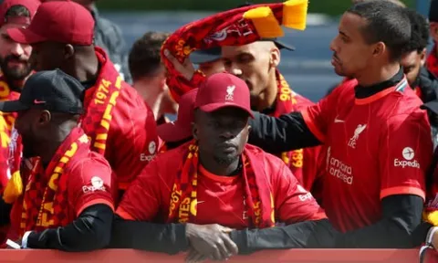 Sadio Mane thoáng đượm buồn trong buổi diễu hành của Liverpool