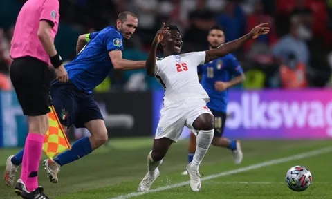 Saka bị Chiellini kéo ngã, Mourinho nói luôn 1 điều