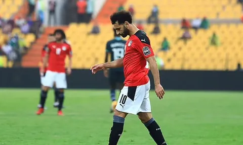 Salah bị chê bai vô dụng khi không thi đấu cho Liverpool