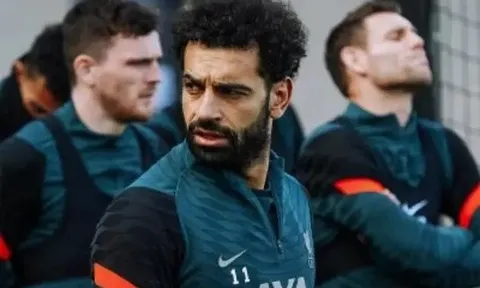 Salah và Mane tái xuất sân tập Liverpool; 1 trụ cột phải tập riêng