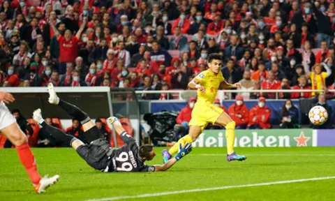 Salah vô duyên, Liverpool thắng kịch tính Benfica