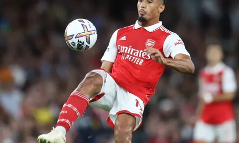 "Saliba còn một chặng đường dài phía trước để bắt kịp Van Dijk"
