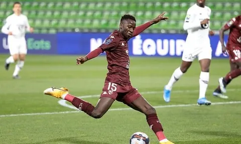 Săn đón 'quái vật tuyến giữa' của Metz, Man Utd giành 'pole'