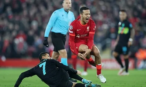 “Sanchez may mắn khi không bị thẻ đỏ trong hiệp một”