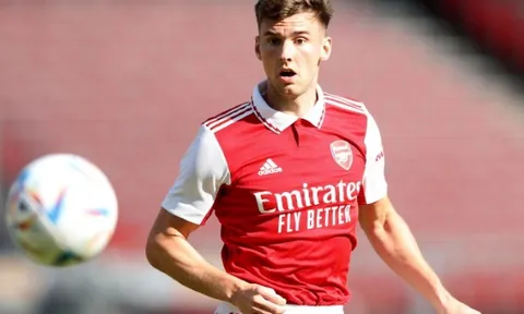 Sao Arsenal chấn thương nặng sau khi rời nhà tắm